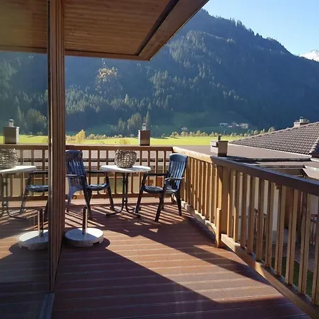 Schoeneben Haus Alpenaster Wald im Pinzgau